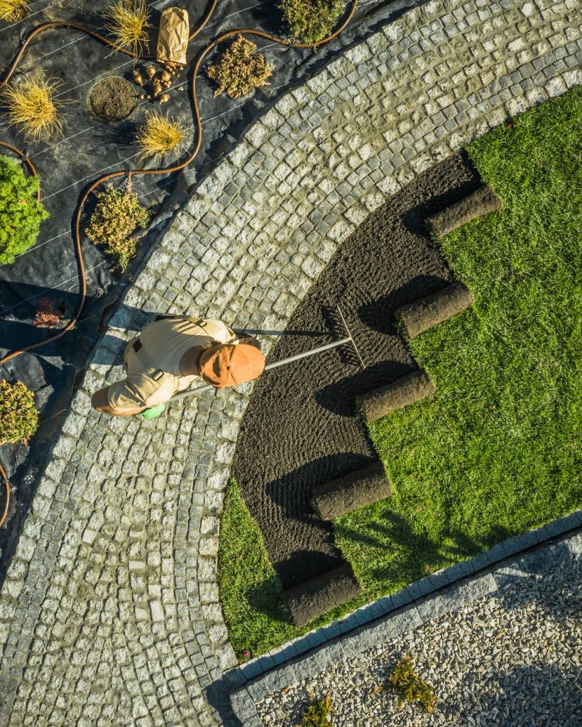 gardener-in-newly-build-backyard-garden.jpg gardener-in-newly-build-backyard-garden.jpg